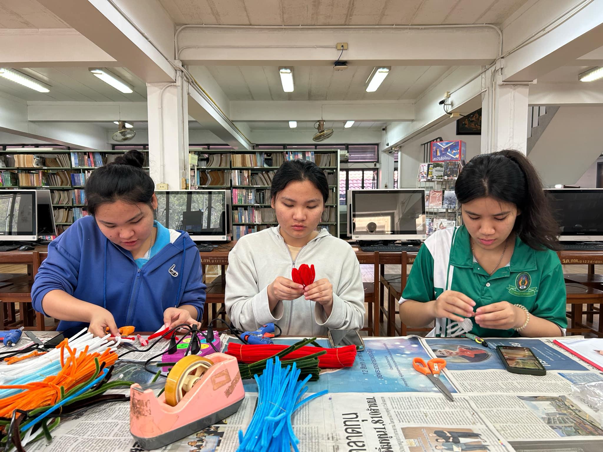 3. กิจกรรม DIY ประดิษฐ์พวงกุญแจจากลวดกำมะหยี่ ระหว่างวันที่ 12-14 มีนาคม 2568